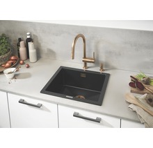 Küchenszene mit schwarzem Spülbecken und Armatur