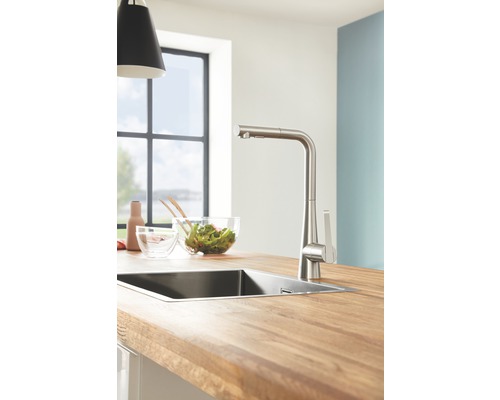 Küchenspüle aus Edelstahl mit Armatur auf einer Holzarbeitsplatte