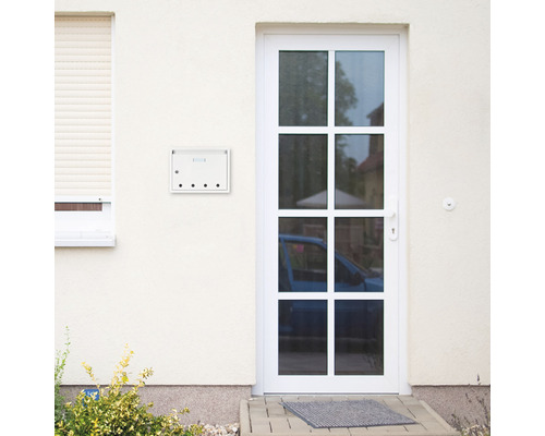 Hausfassade mit Briefkasten und Haustür