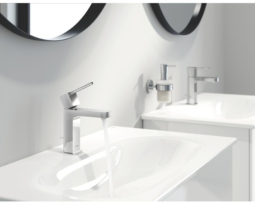 Modernes Badezimmer mit Waschbecken, Armatur und Spiegel
