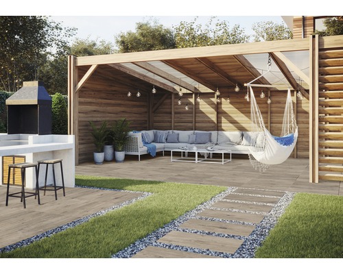 Outdoor-Szene mit Grillplatz, Pavillon, Lounge-Bereich und Terrassenplatten