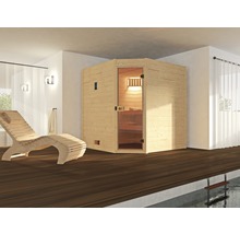Ecksauna aus Holz mit Glastür neben einer Holzliege in einem hellen Raum