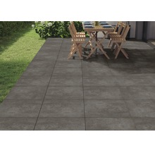 Terrasse mit grauen Fliesen und Gartenmöbeln