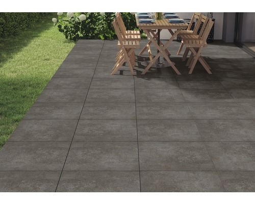 FLAIRSTONE Feinsteinzeug Terrassenplatte Urban Night Rust rektifizierte Kante 60 cm x 60 cm x 2 cm Terrasse mit grauen Fliesen und Gartenmöbeln