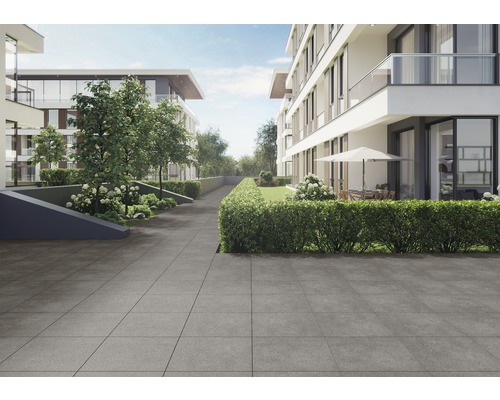 Außenbereich mit Fliesen, Wohnhäusern und Bepflanzung