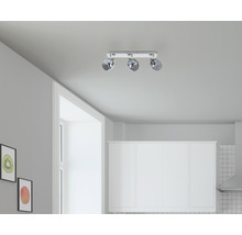 Deckenleuchte mit drei Strahlern im modernen Küchendesign.