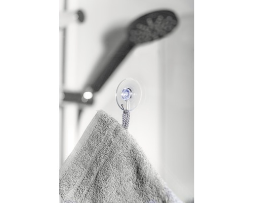 Handtuch an einem Saugnapfhalter in einer Dusche