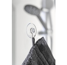 Handtuch hängt an einem Saugnapf mit Haken im Badezimmer.