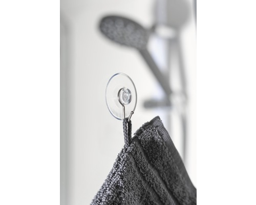 Handtuch hängt an einem Saugnapf mit Haken im Badezimmer.