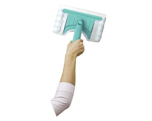 Eine Hand hält einen Fensterwischer.