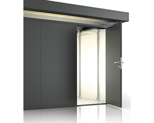 Dunkelgraues Gartenhaus mit geöffneten Doppeltüren und Casa Nova Logo