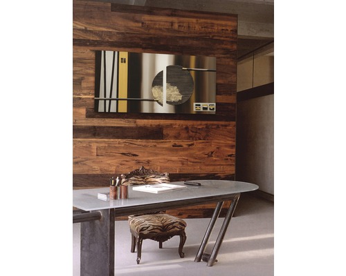 Büroszene mit Schreibtisch, Stuhl und Wanddekoration