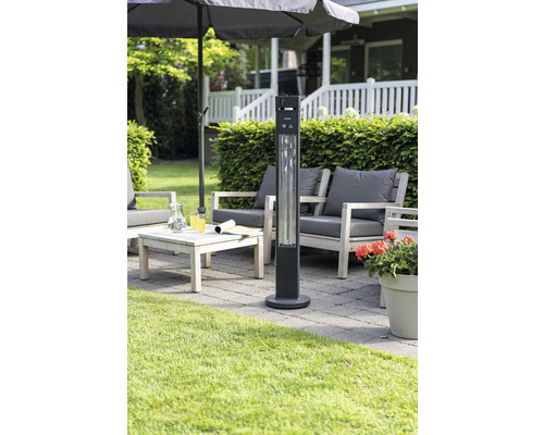 Terrasse mit Heizstrahler, Sitzgruppe und Sonnenschirm