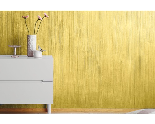 Dekorative Wandgestaltung mit Farbe neben einem weißen Schrank mit Schubladen