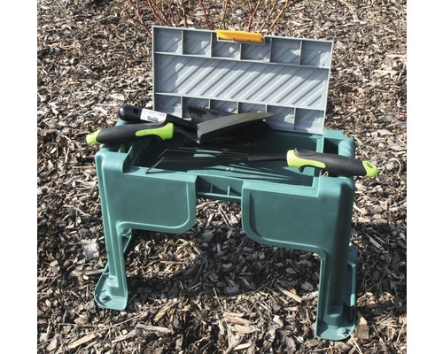 Gartenhocker mit Werkzeugkasten und Gartengeräten