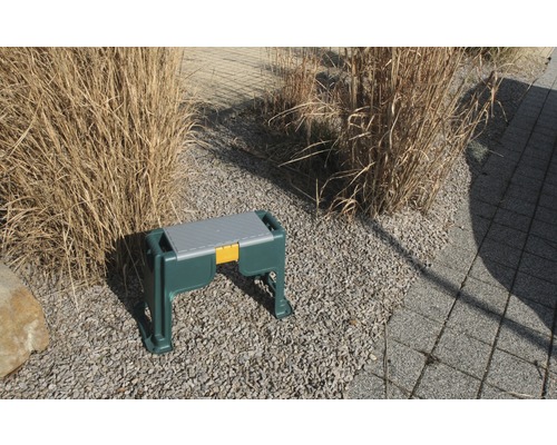 Gartenhocker mit Stauraum auf Kiesboden im Garten
