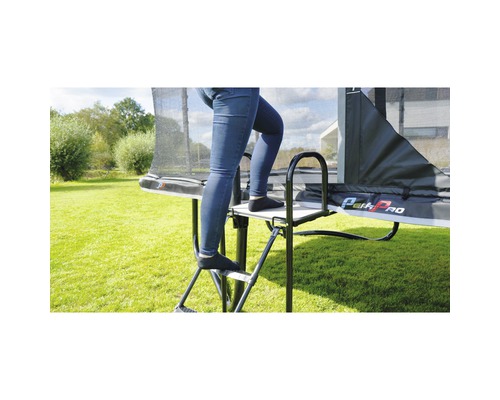 Person steigt auf eine Trampolinleiter mit Haltegriff
