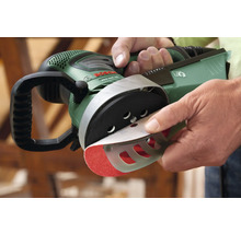 Bosch Exzenterschleifer mit Schleifpapier in der Hand