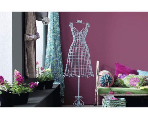 Dekorative Inneneinrichtung mit Mannequin, Vorhängen, Blumen und Kissen für ein gemütliches Zuhause.