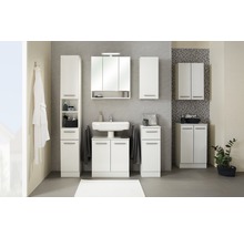 Badezimmer mit Hochschränken, Waschbeckenunterschrank und Spiegelschrank