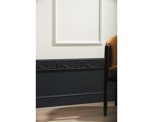 Wandpaneel mit Zierleiste und Stuhl im Interieur