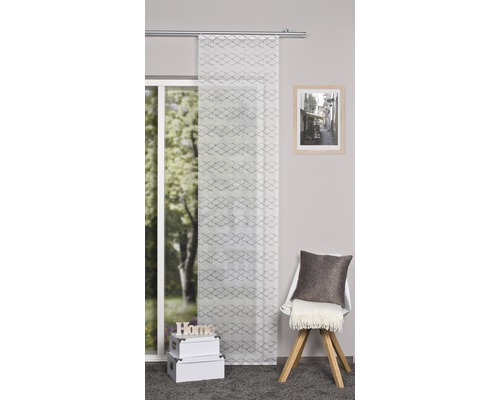 Dekorative Schiebegardine mit Muster vor Fenster