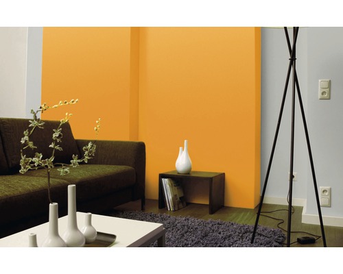 Wohnzimmer mit Sofa, Stehlampe und Wandfarbe