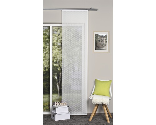 Dekoratives Wohnambiente mit Schiebegardine vor einem Fenster.