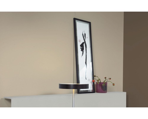 Wohnraum mit Stehlampe, gerahmtem Bild und Blumenvase