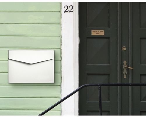 Hausfassade mit Briefkasten und Haustür