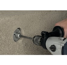 Eine Bohrmaschine bohrt ein Loch in eine Betonwand.