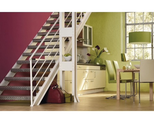 Szene mit Treppe, Esstisch und Küchenzeile