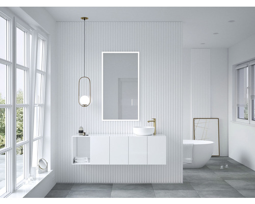 Helles Badezimmer mit Spiegel, Waschtisch, Lampe und Badewanne