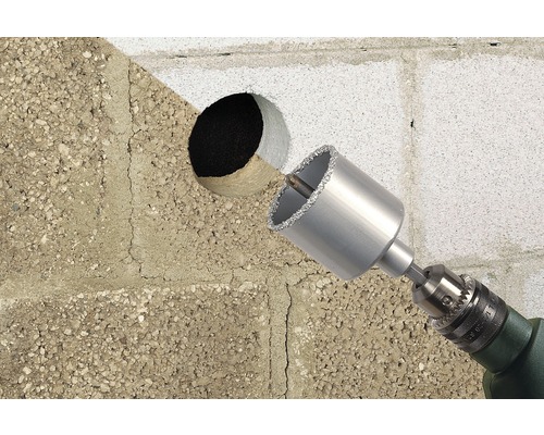 Bohrmaschine mit Diamantbohrkrone bohrt Loch in Wand