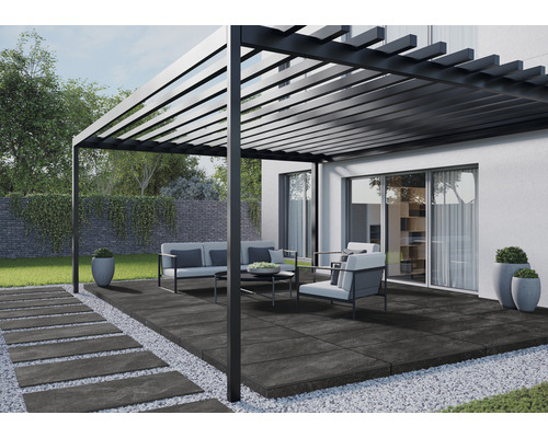 Terrasse mit Pergola, Gartenmöbeln und Steinplatten