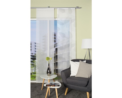 Wohnzimmer mit Schiebegardinen und Sessel