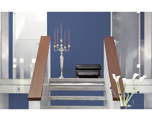 Treppe mit Geländer, Kerzenständer, Kerzen, Hocker und Blumenstrauß als Inneneinrichtung