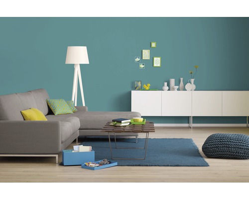 Wohnzimmer mit Sofa, Couchtisch, Stehlampe und Sideboard