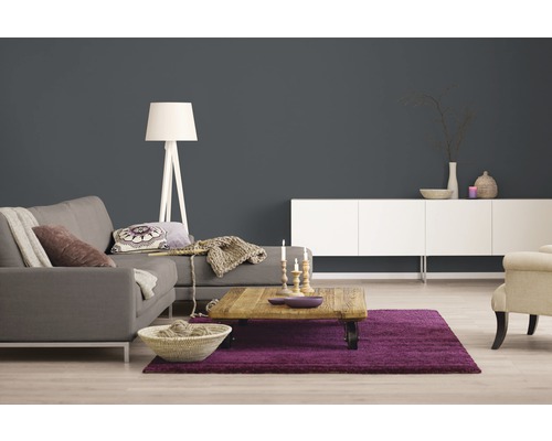 Wohnzimmer mit Sofa, Teppich, Tisch und Lampe
