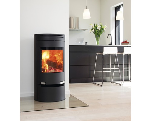 Kaminofen in einer modernen Küche mit Holzfeuer