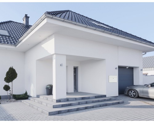 Modernes Einfamilienhaus mit Garage, Briefkasten und gepflastertem Eingangsbereich