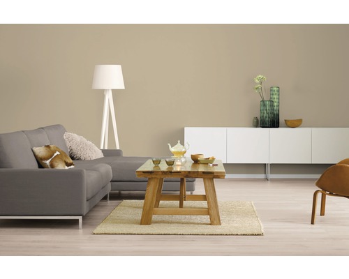 Wohnzimmer mit Sofa, Holztisch, Stehlampe und Sideboard
