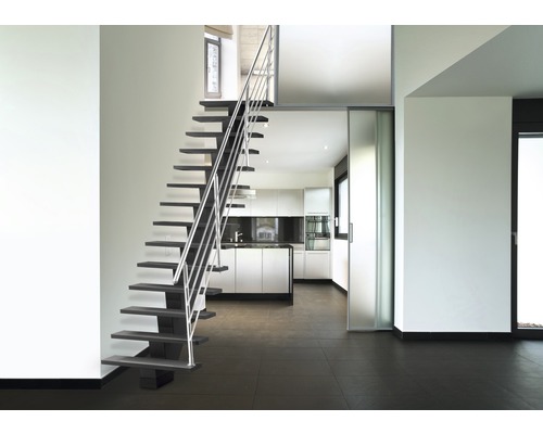 Heller Raum mit Treppe, Küche und Schiebetür