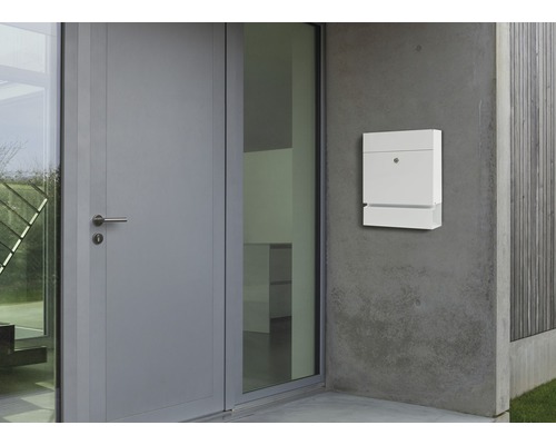 Hausfassade mit Briefkasten neben einer Haustür