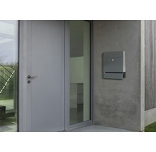 Moderne Hausfassade mit Tür, Fenster und Briefkasten