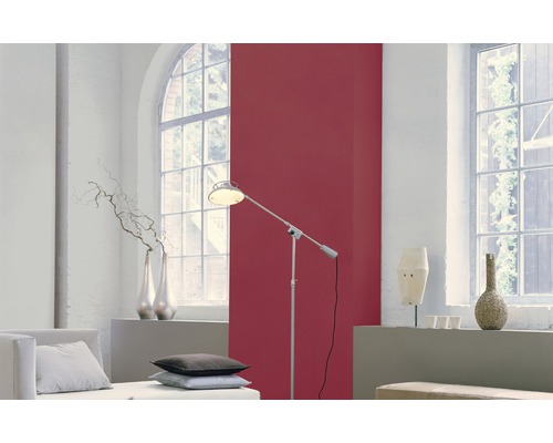 Wohnzimmer mit Sofa, Stehlampe und rot gestrichener Wand