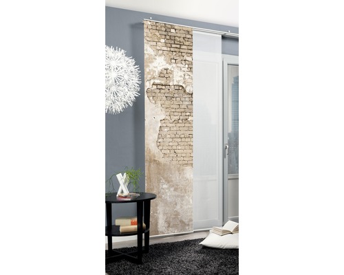 Dekoratives Schiebeelement mit Ziegelwandmotiv im Wohnzimmer.