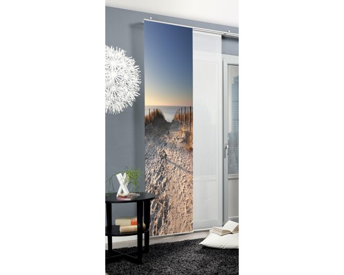 Schiebegardine mit Strandmotiv in einem Wohnraum