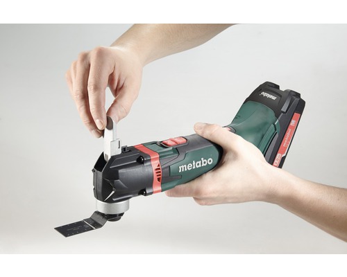 Metabo Logo. Metabo Akku-Multitool mit Zubehör im Einsatz.