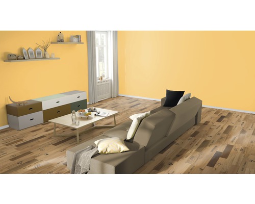 Wohnzimmer mit Sofa, Tisch, Kommode und Wandregalen.